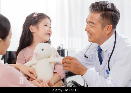 Il medico ha parlato di la bambina Foto Stock