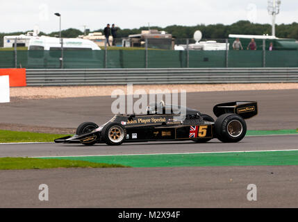 Gregorio Thornton alla guida di una Lotus1976 77, durante la FIA Masters storica gara di Formula Uno al 2017 Silverstone Classic Foto Stock