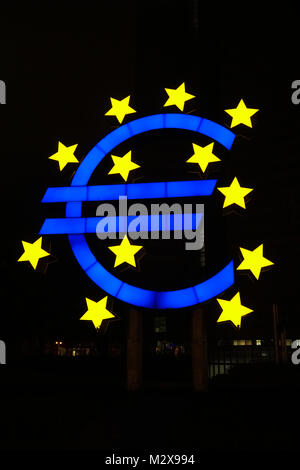 Illuminated Euro monumento a Francoforte in Germania durante la notte Foto Stock