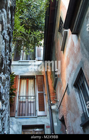 Edificio di appartamenti in uno stretto vicolo di Locarno, Svizzera, Lago Maggiore Foto Stock