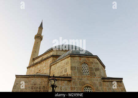 Basso angolo vista di sinan pasha moschea a Prizren, Kosovo Foto Stock