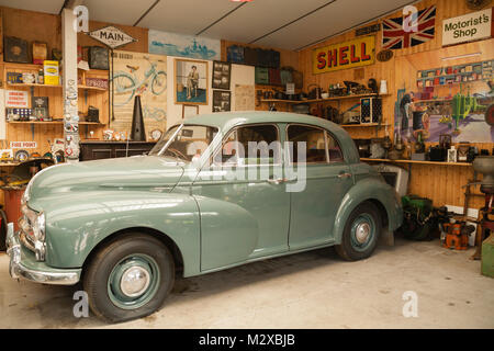 Antichi verde Morris Oxford all'interno di un vecchio garage in Northumberland REGNO UNITO Foto Stock