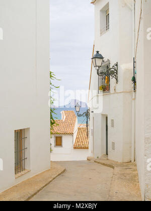 Bianco delle case nella strada stretta nella città di Altea Spagna Foto Stock