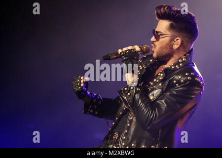 Francoforte, Germania. 7 febbraio, 2015. Queen + Adam Lambert, la collaborazione tra i membri attivi del British rock band Queen (Brian May e Roger Taylor) e vocalist americano Adam Lambert. Concerto presso la Festhalle Frankfurt, Germania. Qui: Adam Lambert. Credito: Christian Lademann Foto Stock