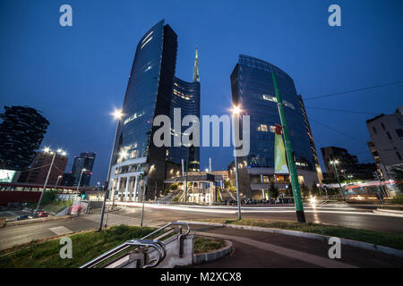 Vista di un moderno edificio a blue ora. La sede centrale di business, Italia la più grande banca Foto Stock