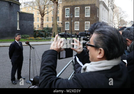 Koji Tsuruoka, ambasciatore giapponese per il Regno Unito, parla al di fuori 10 Downing Street, Londra, dopo i rappresentanti gli investitori giapponesi, compresi top borchie da oltre 20 le società giapponesi hanno avuto dei colloqui con il governo in mezzo alle preoccupazioni che miliardi di investimenti sono a rischio a causa di Brexit. Foto Stock