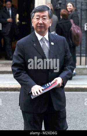 Koji Tsuruoka, ambasciatore giapponese per il Regno Unito, parla al di fuori 10 Downing Street, Londra, dopo i rappresentanti gli investitori giapponesi, compresi top borchie da oltre 20 le società giapponesi hanno avuto dei colloqui con il governo in mezzo alle preoccupazioni che miliardi di investimenti sono a rischio a causa di Brexit. Foto Stock