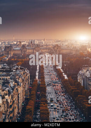 Vista del Champs Elysees street. La strada è uno dei più costosi di strisce in tutto il mondo.luoghi turistici famosi in Europa. Città europea viaggiare con Foto Stock