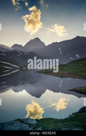 Stunnig vista di un lago vicino al rifugio che si trova nei pressi di Lac Misérin, nei pressi del santuario della Madonna della Neve (Madonna delle Nevi). Foto Stock