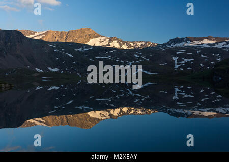 Stunnig vista di un lago vicino al rifugio che si trova nei pressi di Lac Misérin, nei pressi del santuario della Madonna della Neve (Madonna delle Nevi). Foto Stock