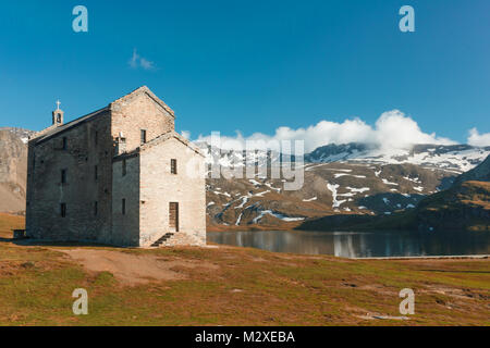 Miserin lago, uno dei più incantevoli nelle Alpi Graie. Il Notre Dame des Neiges santuario si affaccia sul lago ed è un antico oratorio che beca Foto Stock