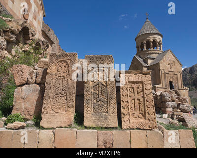 Monastero di Noravank nel sud Armenia Surb Astvatsatsin chiesa dietro a tre vecchi cross-pietre, khachkars Foto Stock