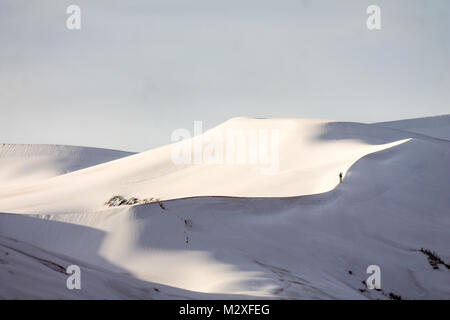 La neve nel deserto del Sahara martedì mattina (6 Febbraio) vicino a Ain Sefra ,l'Algeria.La neve è caduto il lunedì pomeriggio ma ha ancora per fondere,normalmente la neve si scioglie entro le ore di cadere. I locali sono stati storditi per vedere la neve sulle dune di sabbia nel deserto del Sahara dopo ha nevicato per la seconda volta quest'anno, dopo quasi quattro decenni senza di esso. Foto Stock