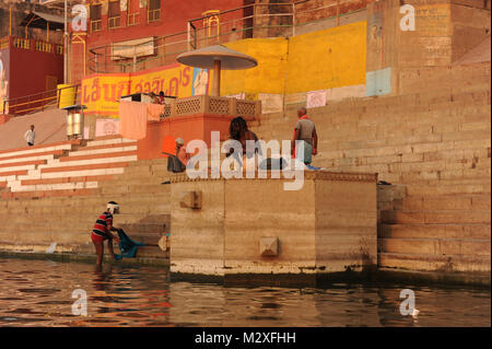 I devoti sulle rive del fiume Gange prendere un santo dip in Varanasi, India Foto Stock