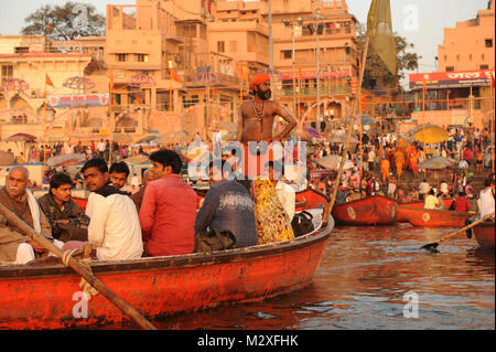 I visitatori e i turisti su barche sul fiume Gange a Varanasi Foto Stock