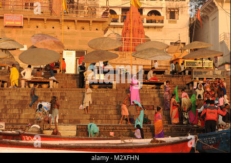 I devoti sulle rive del fiume Gange prendere un santo dip in Varanasi, India Foto Stock