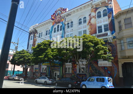 Camminando per le strade di San Francisco si trova la missione. Vacanze viaggi Arquietectura Giugno 30, 2017. San Francisco. California USA EEUU Foto Stock