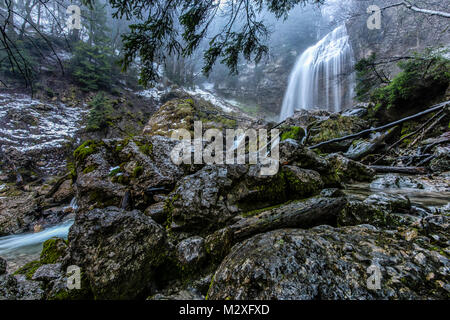 Scena invernale visualizzando una delle maestose cascate nell'anfiteatro naturale situato all'estremità est della Chartreuse mountain range, in Fr Foto Stock