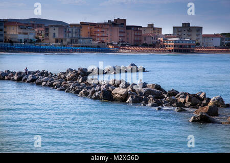 San Vincenzo, Livorno, Toscana, Italia - Ingresso alla marina di barche Foto Stock
