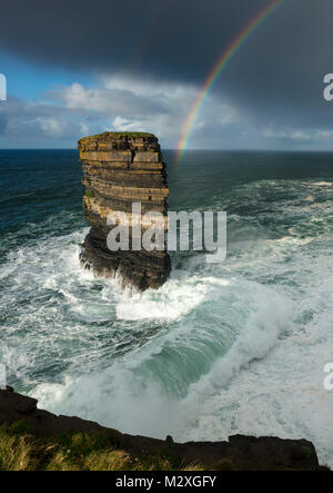 Rainbow e storm surround onde Dun Briste seastack, Downpatrick Head, County Mayo, Irlanda.