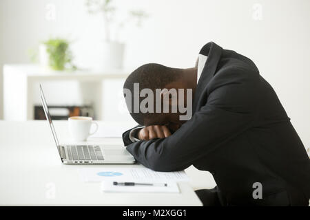 African-american stanco imprenditore privato sensazione mancanza di sonno avente pan a workplace, nero inquieto imprenditore disperato per fallimento o del debito, Foto Stock