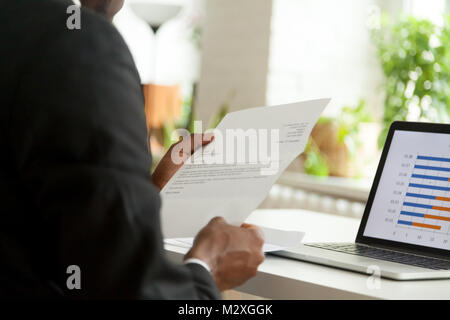 African-american hr manager o del datore di lavoro Copertura di lettura lettera dal posto di lavoro vacante richiedente, imprenditore nero azienda business mail controllo corres carta Foto Stock