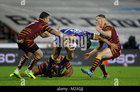 Warrington's Matty Russell è fermato da The Huddersfield Giants difesa durante la Betfred Super League a Kirklees Stadium, Huddersfield. Foto Stock