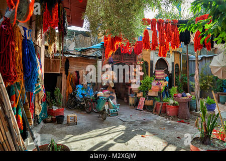 Luminosamente lana colorati appesi per asciugare in dyers Suk di tessili, souk di Marrakech, Marocco, Africa Foto Stock