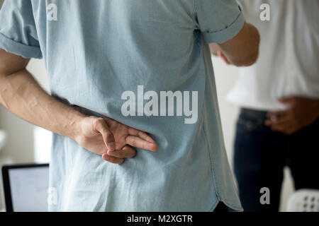 Disonesto subdolo imprenditore caucasico agitando la mano dell'africano p Foto Stock