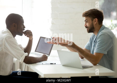 Afro-americani e imprenditori caucasica la condivisione di idee progetto Foto Stock