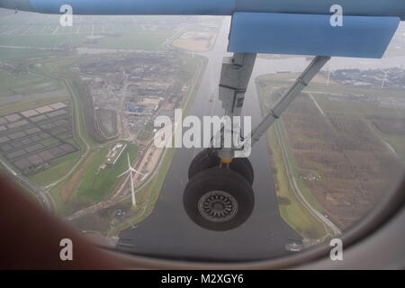 Vista aerea dell'Olanda dal finestrino per aerei su un volo flybe Foto Stock