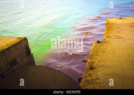 Riverscape di grandi di drenaggio della tubazione in acciaio dello sfondo. Foto Stock