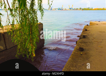 Riverscape di grandi di drenaggio della tubazione in acciaio dello sfondo. Foto Stock