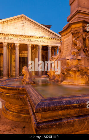 Pre-alba al crepuscolo a Fontana del Pantheon con le colonne del Pantheon al di là, Roma Lazio Italia Foto Stock