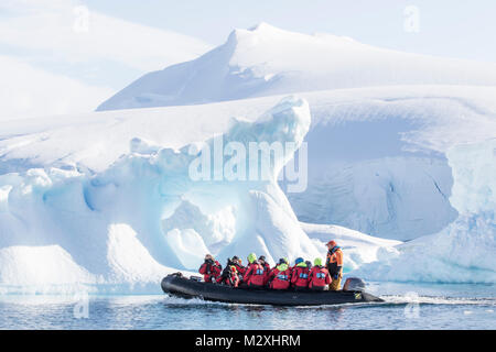 Un gruppo di turisti su una crociera in zodiac tra gli iceberg di Whilemina Bay, l'Antartide. Foto Stock