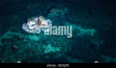 Roccia nel mare Foto Stock