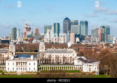 Docklands di Londra & Canary Wharf visto da Greenwich oltre la Casa della regina & Old Royal Naval College. Foto Stock