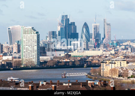 La città di Londra che si vede attraverso il Tamigi da Greenwich con l'edificio Walkie-Talkie e cetriolino, Foto Stock