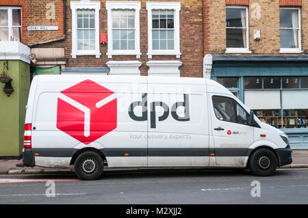 Un DPD parcel delivery van nel sud di Londra. Foto Stock