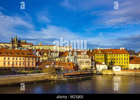 Vista di Mala Strana e il castello di Praga e la Cattedrale di San Vito oltre il fiume Moldava Foto Stock