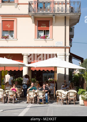 Cafe e persone nella piazza principale di Piazza Tre Martiri, Rimini, Emilia Romagna, Italia Foto Stock