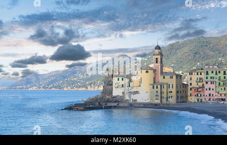 Camogli chiesa e Spiaggia - Mare Mediterraneo - Liguria - Italia Foto Stock