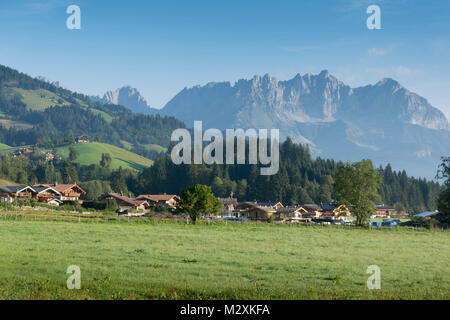 Austria, Tirolo, Reith bei Kitzbühel, sullo sfondo le montagne di Kaiser Foto Stock