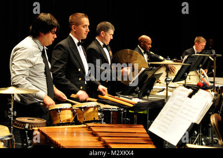 120326-N-AB816-002 normale, il. (26 marzo 2012) gli studenti delle scuole superiori da Normale, Ill., eseguire il John Philip Sousa standard, "Washington Post" con la marina degli Stati Uniti per band da concerto presso l'Auditorium di Braden sul campus dell'Illinois State University. La band condotta dal capitano Brian O. Walden, è sul suo ventunesimo giorno di loro 26 giorno Tour nazionale del Midwest. (U.S. Navy foto di MU1 Shana E. Catandella/RILASCIATO) 120326-N-AB816-002 dalla Marina degli Stati Uniti Band Foto Stock