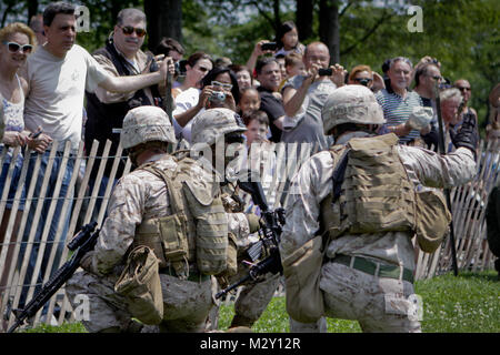 Prato Est, N.Y. - Special Purpose Marine Air Ground Task Force New York Marines terminare il loro assalto elicottero dimostrazione a Eisenhower Park, 26 maggio. Il raid è una parte di diverse manifestazioni svolte durante la settimana della flotta di New York. Settimana della flotta è un opportunità per Marines, marinai e la costa guardie per dimostrare alla gente di New York che la marina, la marina e la Guardia Costiera della squadra sono, cosa fanno e come siano impegnate a servire questo paese. Ventuno Stati uniti e le forze della coalizione di navi e più di 6.000 truppe parteciperà il venticinquesimo anniversario della settimana della flotta di New York, una celebrazione del Bicen Foto Stock