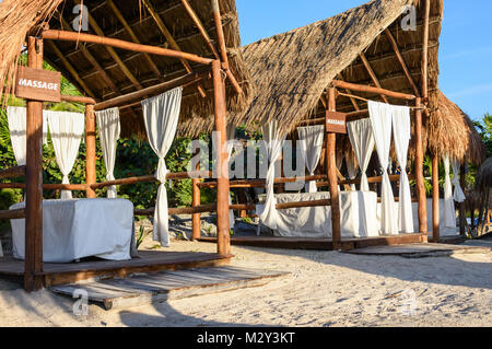 Tettoie di massaggio sulla spiaggia. Riviera Maya, Cancun, Messico. Foto Stock