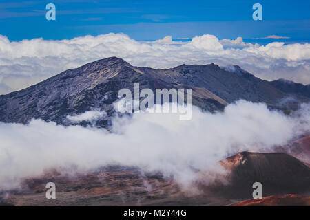 Vista colorate di coni vulcanici e nuvole che coprono il picco del cratere Haleakala in Maui, Hawaii Foto Stock