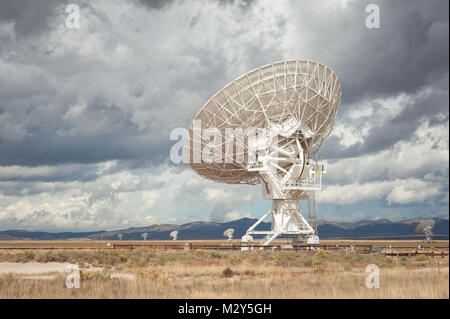 Molto grande schiera (VLA) radio telescopi situato presso il National Radio Astronomy Observatory Sito in Socorro, Nuovo Messico. Foto Stock