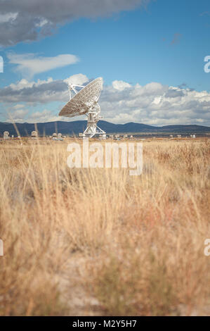 Molto grande schiera (VLA) radio telescopi con la natura in primo piano situato presso il National Radio Astronomy Observatory Sito in Socorro, Nuovo Messico. Foto Stock