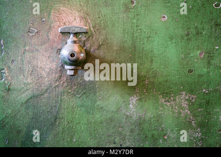 Il vecchio rubinetto rubinetto metallico su sfondo vintage, spazio di copia Foto Stock